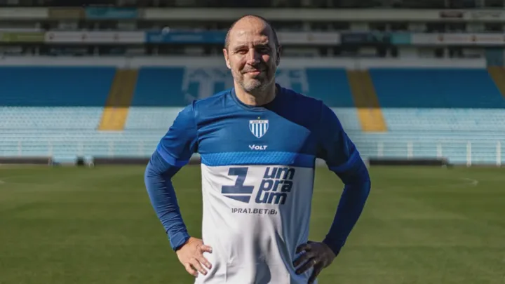 Allan Aal, treinador do Avaí, orientando o time durante partida do Brasileirão Série A 2026