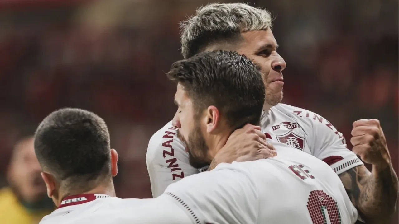 Soteldo com a camisa do Fluminense e Barreal com a camisa do Santos em lances do Brasileirão 2026