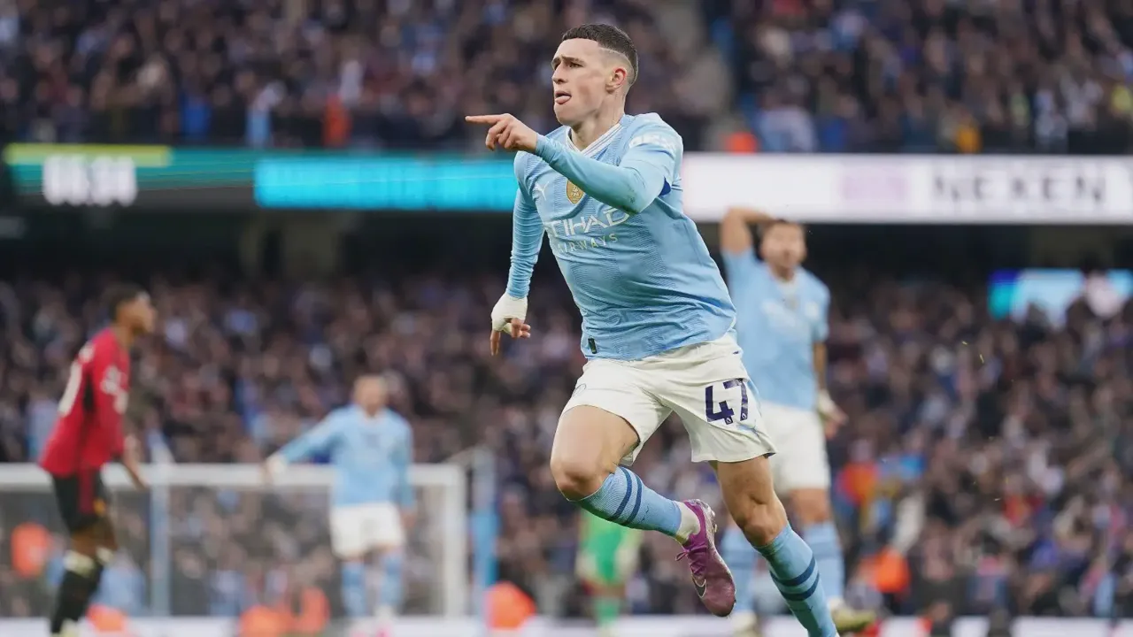 Phil Foden com a camisa do Manchester City e Keanu Baccus com a camisa da Juventus, lado a lado em campo