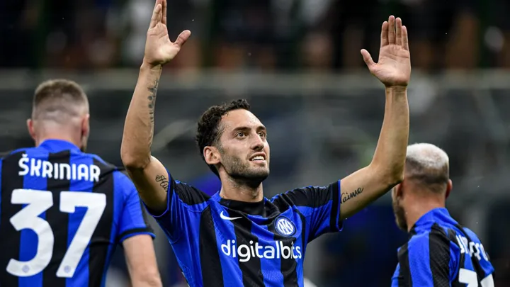 Hakan Çalhanoğlu com a camisa da Inter e Giorgian de Arrascaeta com a camisa do Flamengo em lances de jogo
