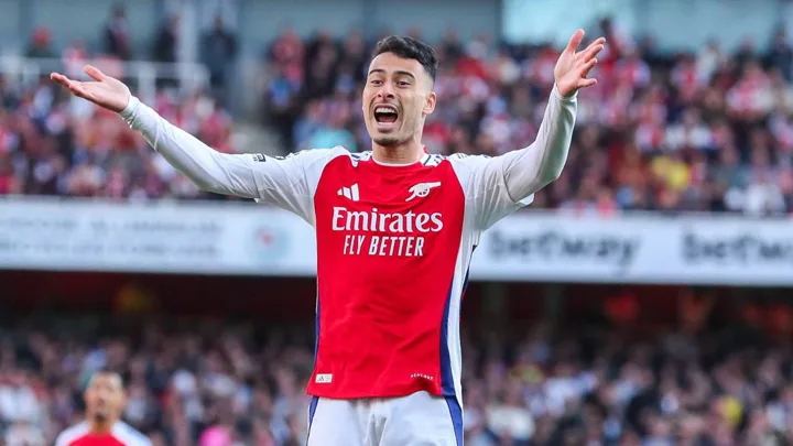 Gabriel Martinelli e Mohamed Salah em ação pela Premier League, representando Arsenal e Liverpool em lados opostos do campo