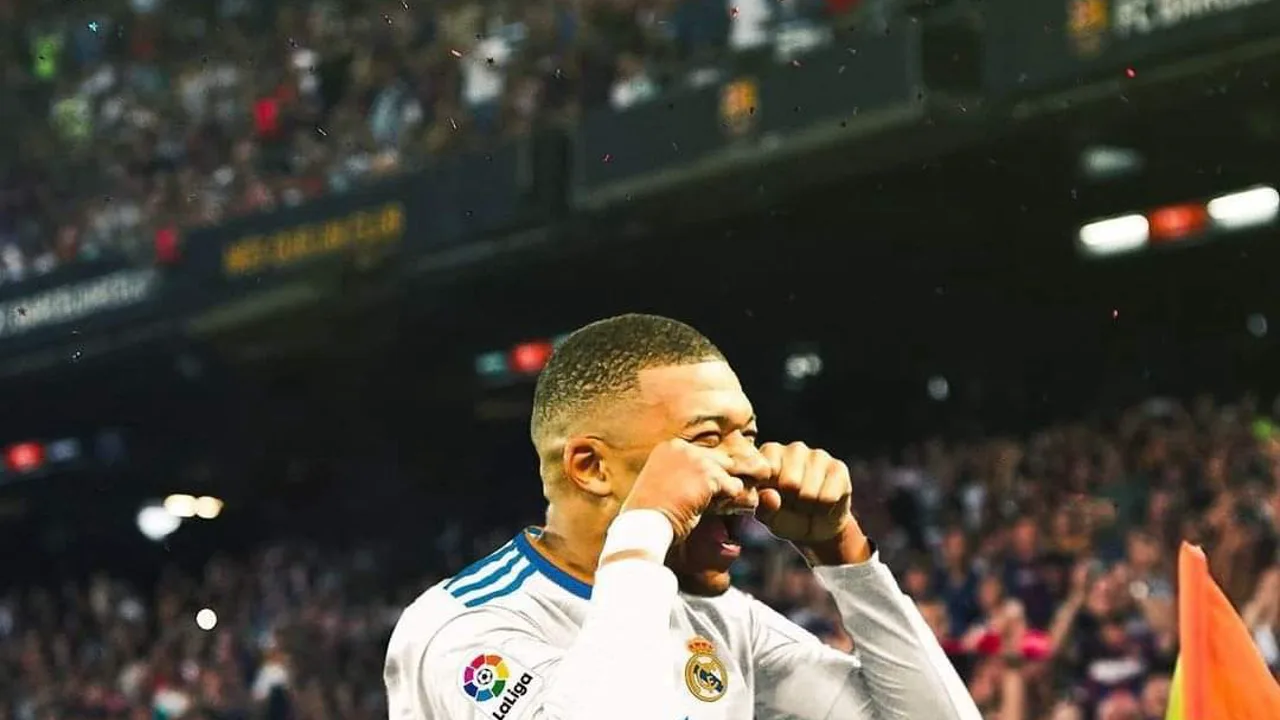 Kylian Mbappé com a camisa do Real Madrid e Messias com a camisa do Juventude em campo