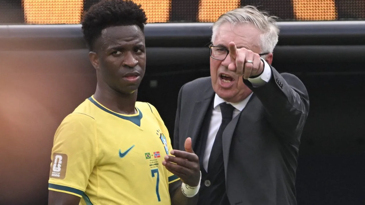 Carlo Ancelotti observa treino da Seleção Brasileira com diretores da CBF ao fundo em campo de futebol