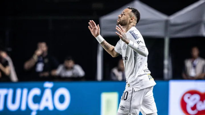 Neymar com a camisa do Santos e Messias com a camisa do Juventude em campo na Série A 2026