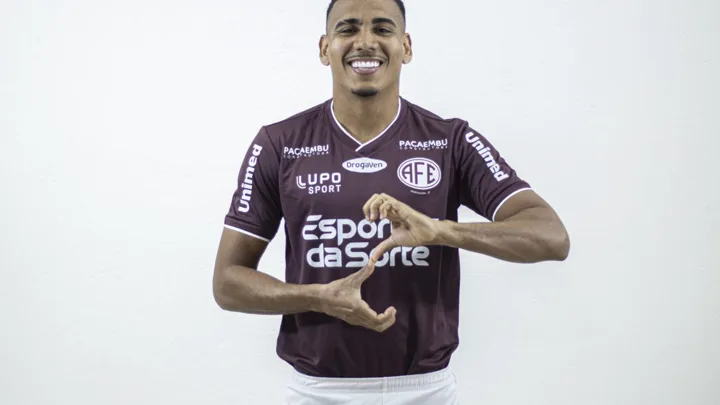 Zé Hugo, atacante do Botafogo SP, com a camisa 30 em partida do Brasileirão Série B 2026