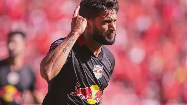 Juninho Capixaba, lateral-esquerdo do Bragantino, com a camisa 29 durante partida da Copa Sudamericana 2026