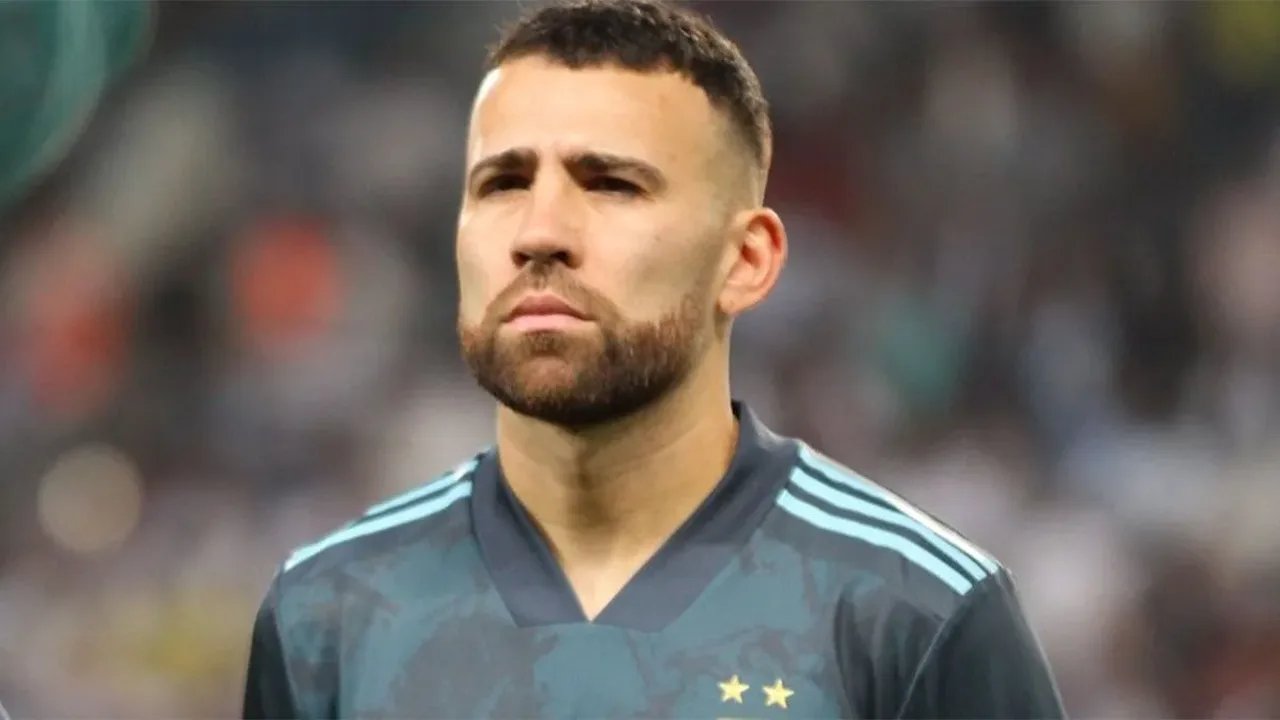 Nicolás Otamendi, zagueiro do River Plate, em disputa de bola durante partida da Copa Sudamericana 2026