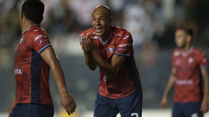 Alex Silva, zagueiro de camisa 15 do América Mineiro, em ação no Brasileirão Série A 2026