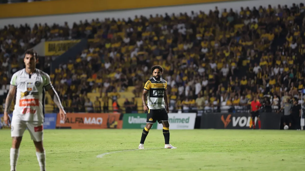 Romarinho, atacante do Criciúma, com a camisa 11 durante partida do Brasileirão Série A 2026