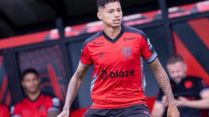 Marrony, atacante do Atlético GO, em ação durante partida do Brasileirão Série B de 2026
