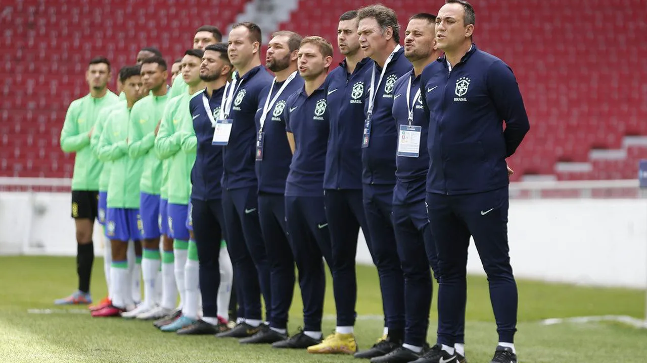 Carlo Ancelotti observa treino da Seleção Brasileira em campo, com comissão técnica ao fundo