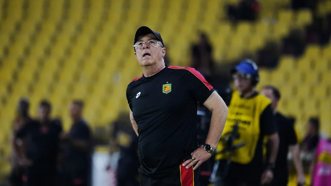 Jorge Célico, treinador argentino do Deportivo Cuenca, na beira do campo durante a Copa Sudamericana 2026