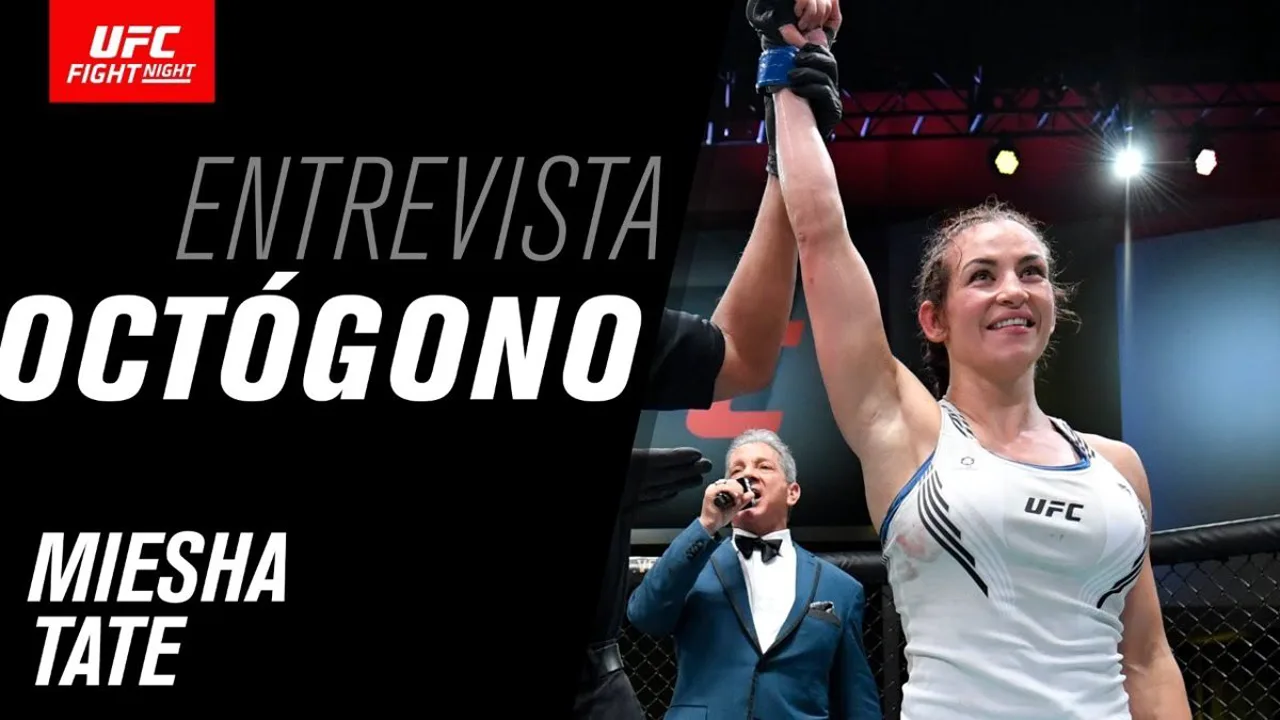 Três juízes sentados à beira do octógono do UFC observando uma luta enquanto anotam pontuações em pranchetas