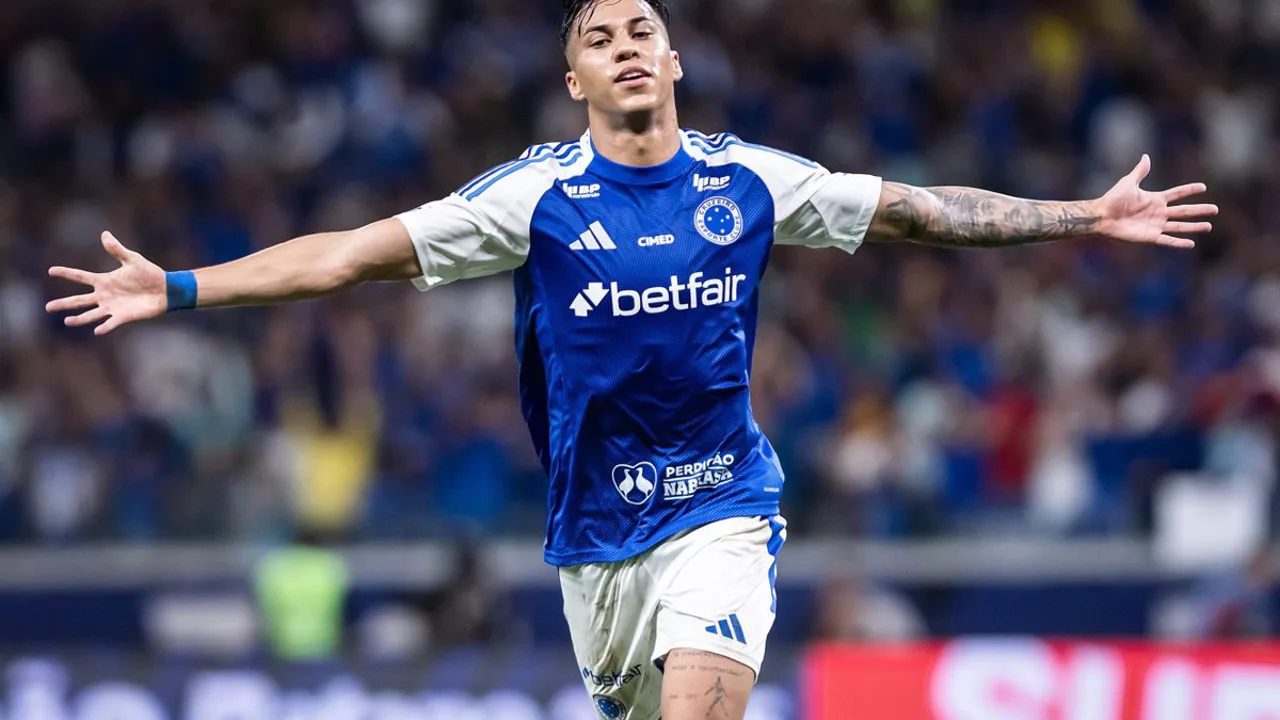 Kaio Jorge pelo Cruzeiro e Hulk pelo Fluminense em lances de gol no Brasileirão Série A 2026