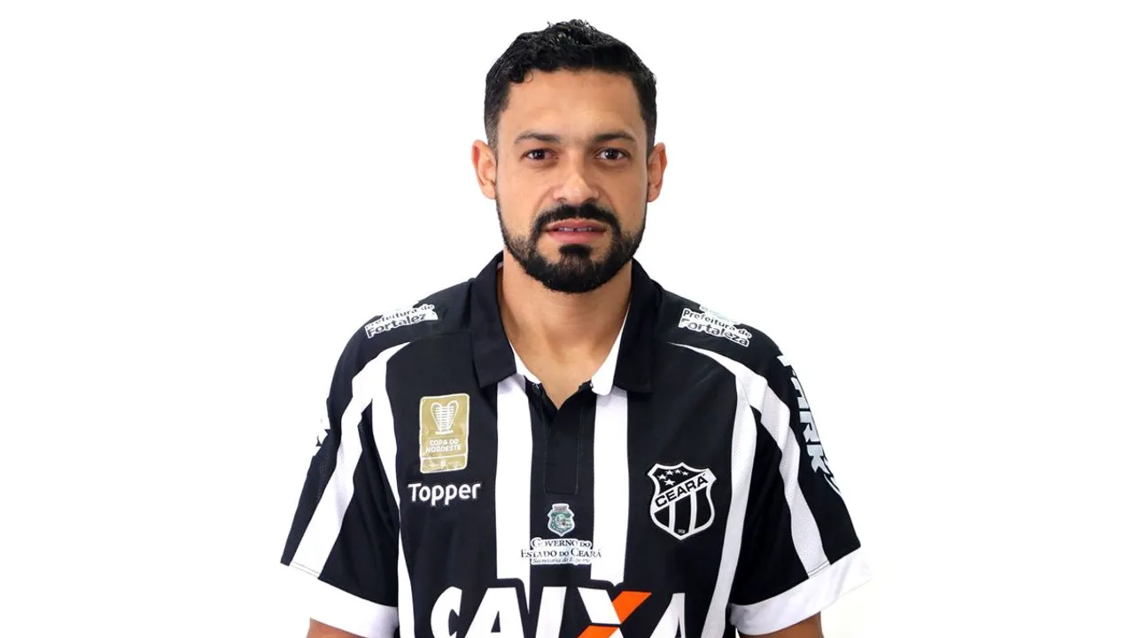 Éder Ferreira Graminho, zagueiro do Ceará de camisa 33, em ação defensiva no Brasileirão Série A 2026