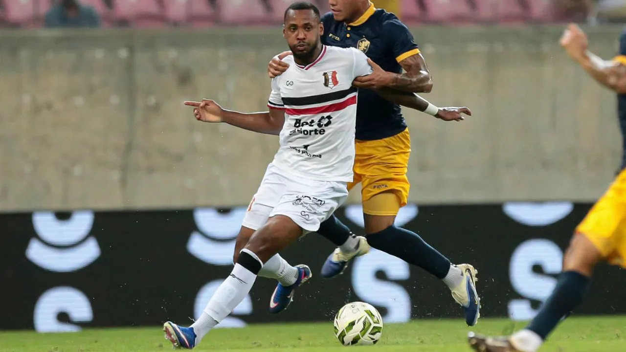 Pedro Costa, zagueiro do Volta Redonda, em ação defensiva durante partida do Brasileirão Série B 2026