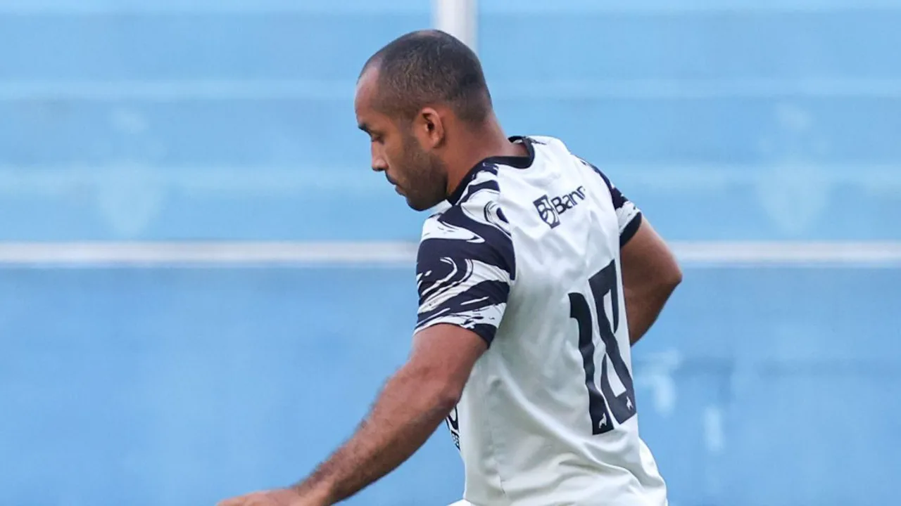 Edinho, meia do Paysandu, com a camisa 18 durante partida do Brasileirão Série A 2026
