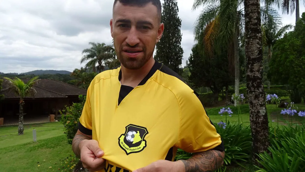 Paulinho Moccelin, atacante do Londrina, com a camisa 18 durante partida da Série B do Brasileirão 2026