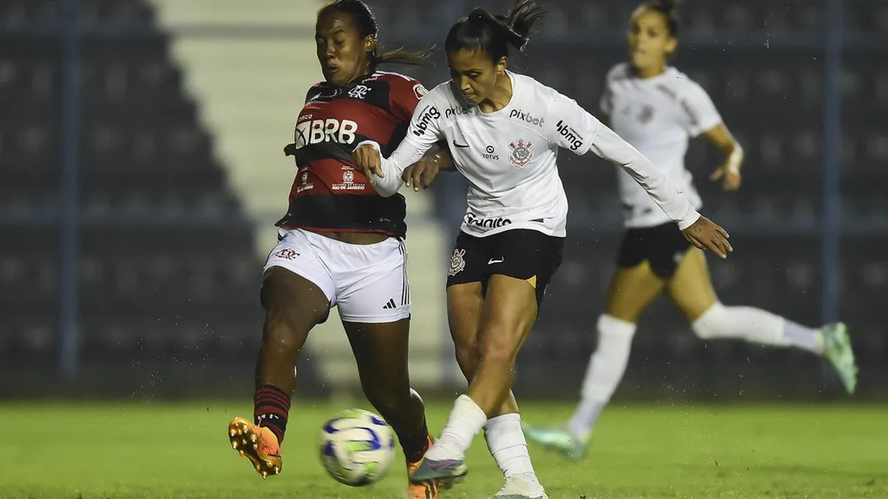 Jogadores do Flamengo celebram gol contra o Corinthians no Maracanã durante o Brasileirão Série A de abril de 2025