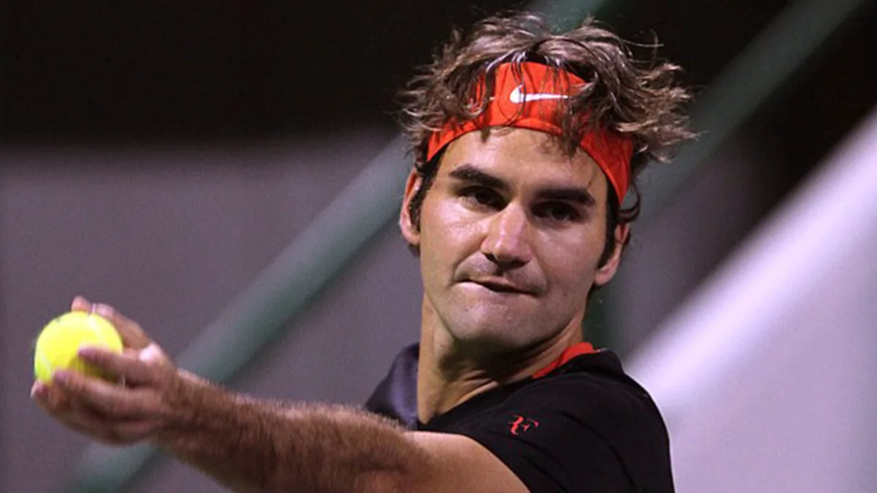 Jogador de tênis sacando num tie-break decisivo, placar eletrônico mostrando 6-6 ao fundo