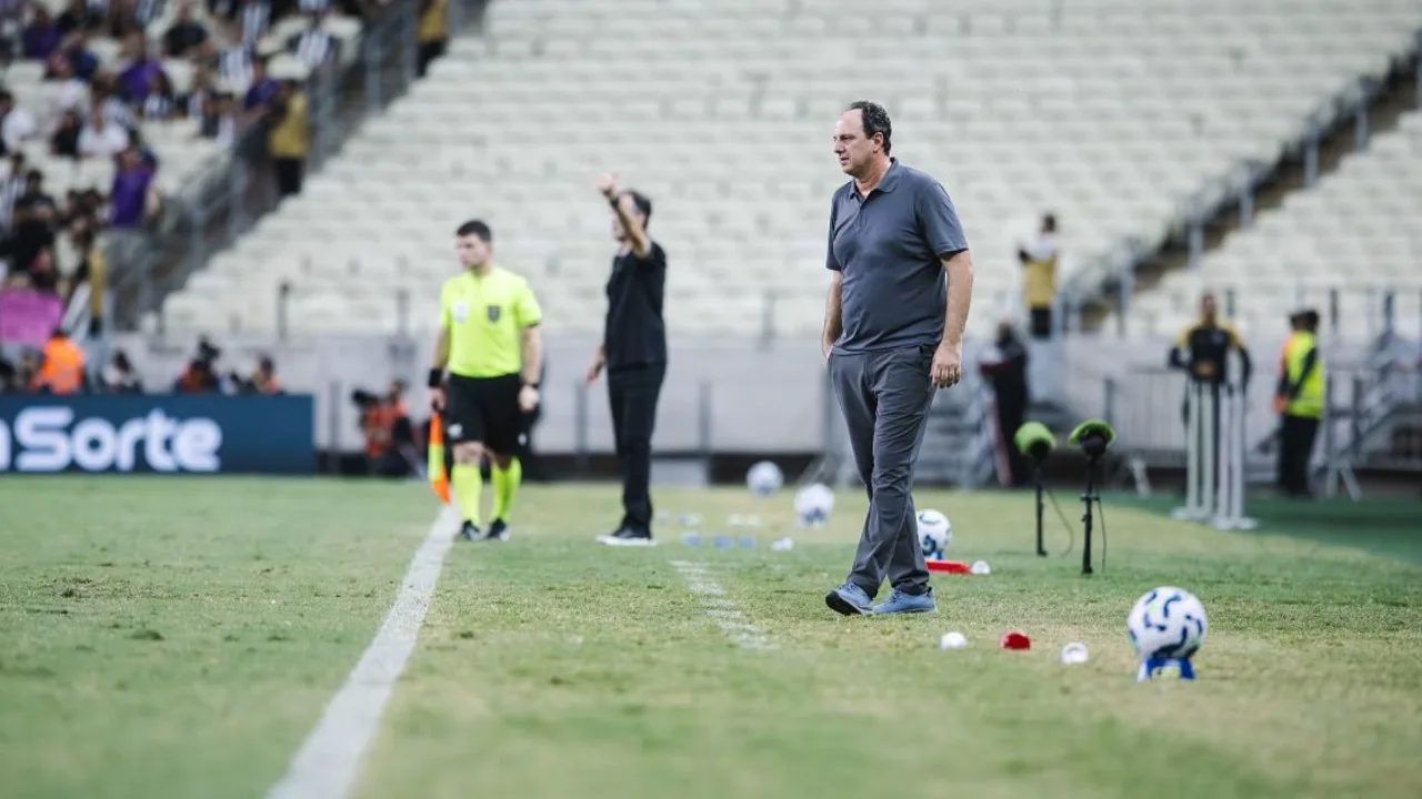 Leonardo Condé, treinador do Remo, observando o jogo na beira do campo durante a Série B 2026