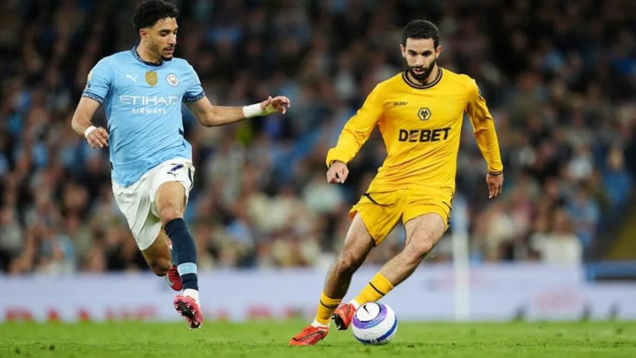 Rayan Aït-Nouri pelo Manchester City e Riyad Mahrez pelo Olympiakos em lances da Champions League 2025/2026