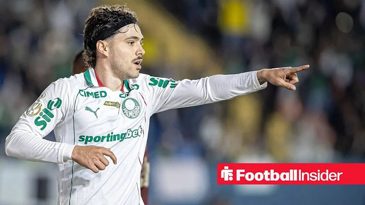 Maurício, do Palmeiras, e De Arrascaeta, do Flamengo, em disputa de bola no Brasileirão Série A 2026