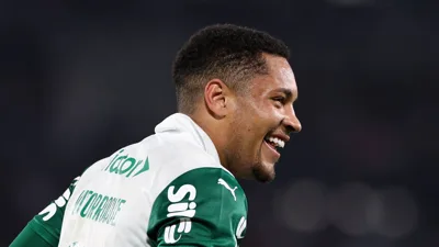 Tiquinho Soares e Vitor Roque: o artilheiro experiente duelo com o prodígio do Brasileirão