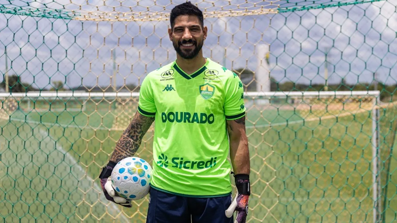 Marcelo Carné, goleiro do Cuiabá, posicionado sob as traves durante partida do Brasileirão Série A 2026
