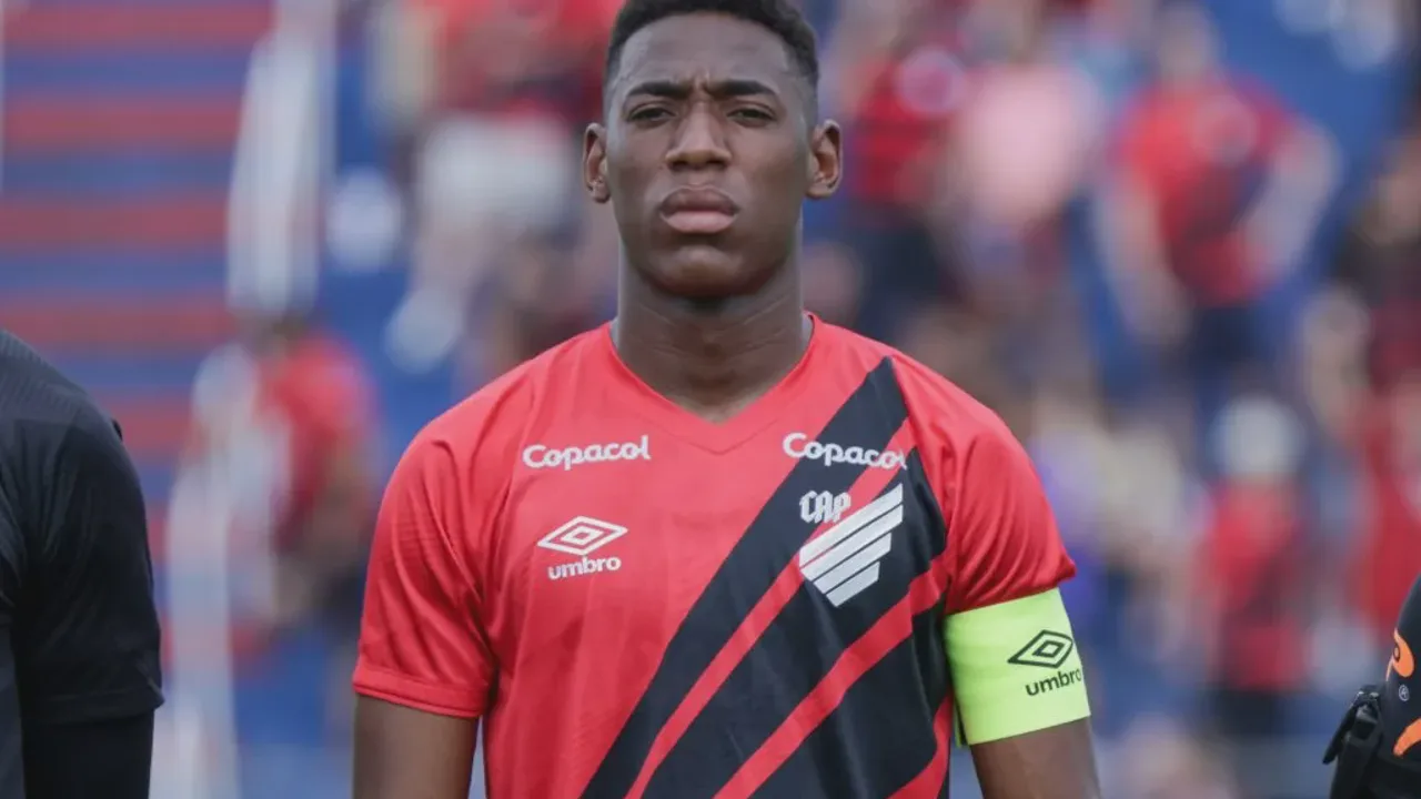 Léo, zagueiro do Athletico PR, com a camisa 3 em partida do Brasileirão Série A 2026