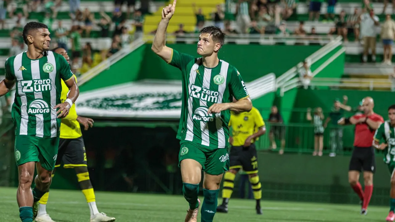 Bruno Matias, meia da Chapecoense, com a camisa 16 durante partida do Brasileirão Série A 2026