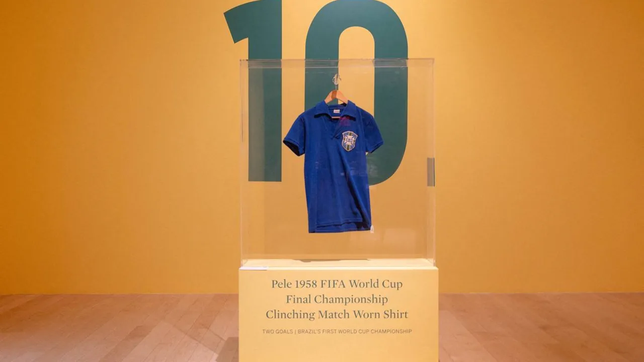 Camisa azul número 10 usada por Pelé na final da Copa do Mundo de 1958 exposta em leilão da Sotheby's em Nova York