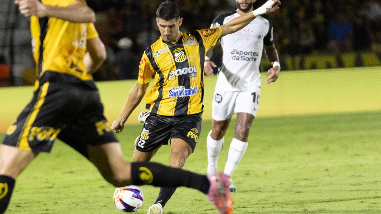 Jogadores do Fortaleza comemoram gol de Vitinho no Castelão pela Série B 2026