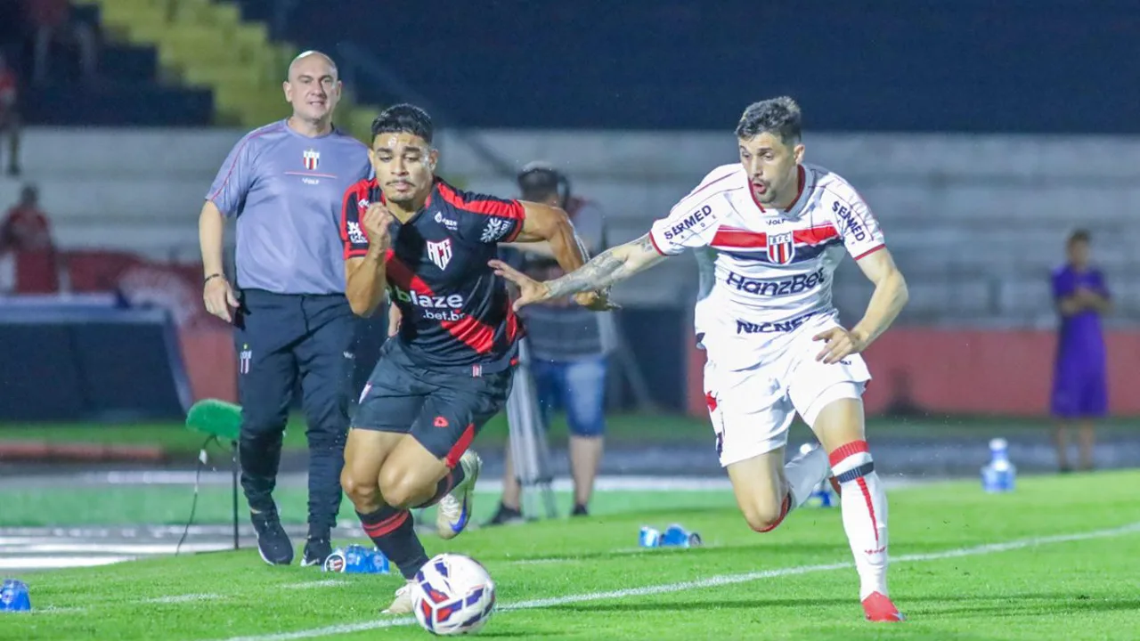 Jogadores de Londrina e Botafogo SP disputam bola no gramado do Estádio Jacy Scaff pela Série B 2026
