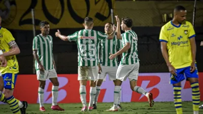 Torcida do Internacional no Estádio José Pinheiro Borda durante partida contra o Juventude em abril de 2025
