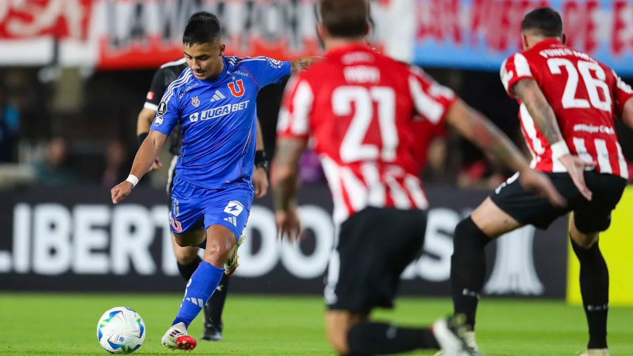 Jogadores da Universidad de Chile celebram gol contra o Club Guarani no Estadio Nacional de Santiago, Copa Sulamericana 2025