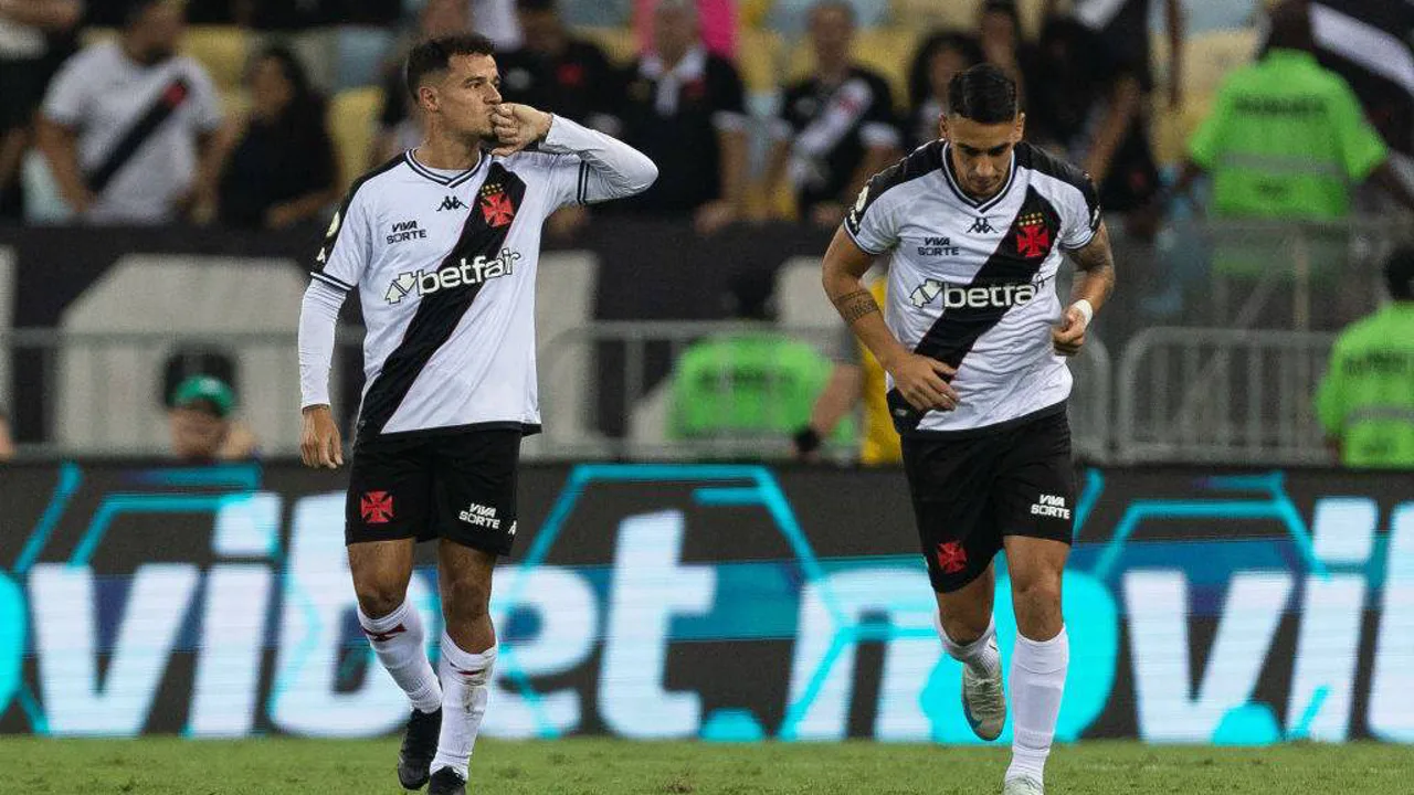 Jogadores do Vasco da Gama comemoram gol diante do São Paulo no Estádio do MorumBIS em junho de 2025