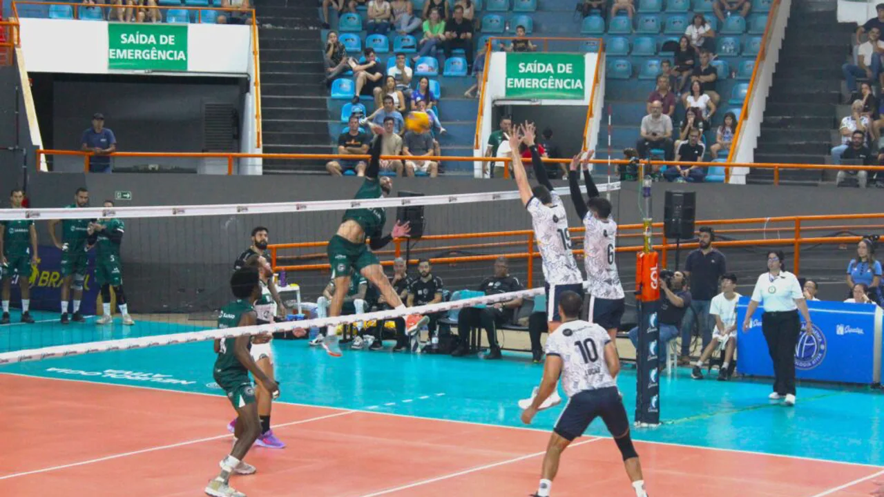 Jogadores de vôlei masculino em disputa de bola durante partida da Superliga Masculina em novembro de 2024