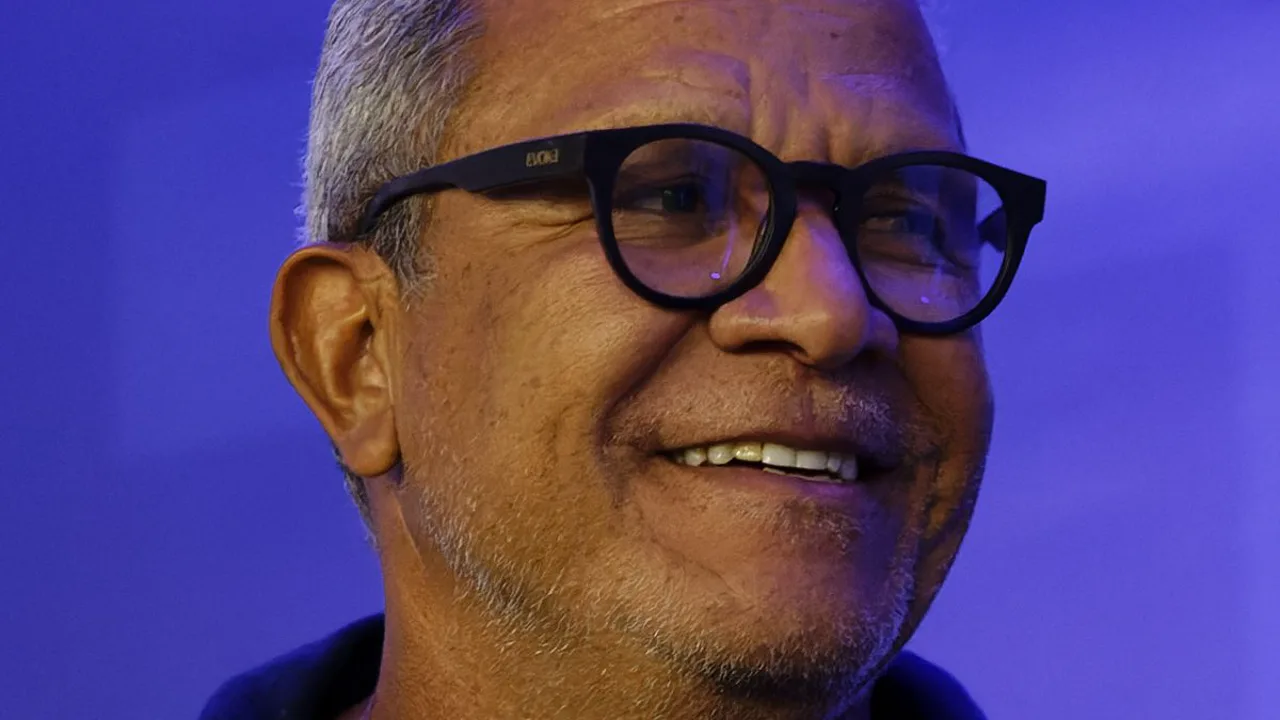 Hélio Pinto dos Anjos, treinador do Náutico, observando treino no Brasileirão Série A 2026