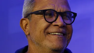 Hélio Pinto dos Anjos, treinador do Náutico, observando treino no Brasileirão Série A 2026
