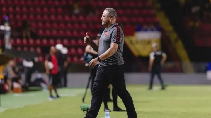 Augusto Ferreira, treinador do Vila Nova, no banco de reservas durante partida do Brasileirão Série A 2026