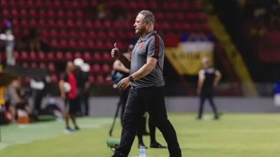 Augusto Ferreira, treinador do Vila Nova, no banco de reservas durante partida do Brasileirão Série A 2026