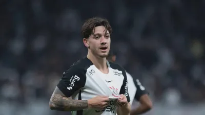 Rodrigo Garro com a camisa do Corinthians e David Terans com a do Fluminense em campo no Brasileirão 2026