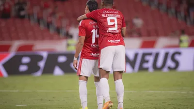 Alerrandro com a camisa do Internacional e Marinho com a camisa do Vitória em ação no Brasileirão Série A 2026