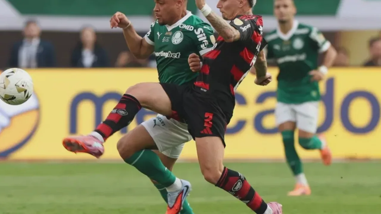 Jogadores de futebol disputando bola no campo, ilustrando o conceito de esporte de invasão com dois times no mesmo espaço