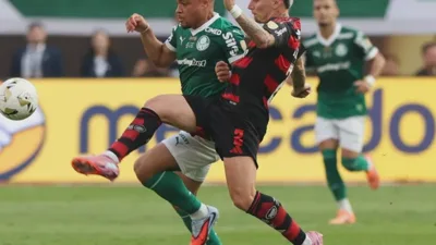 Jogadores de futebol disputando bola no campo, ilustrando o conceito de esporte de invasão com dois times no mesmo espaço