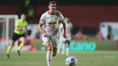Thiago Borbas, atacante uruguaio do Red Bull Bragantino, em ação durante partida da Copa Sudamericana 2026
