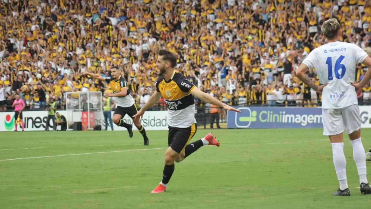 Fellipe Mateus comemora gol pelo Criciúma contra o Vila Nova no Estádio Heriberto Hülse pela Série B 2026
