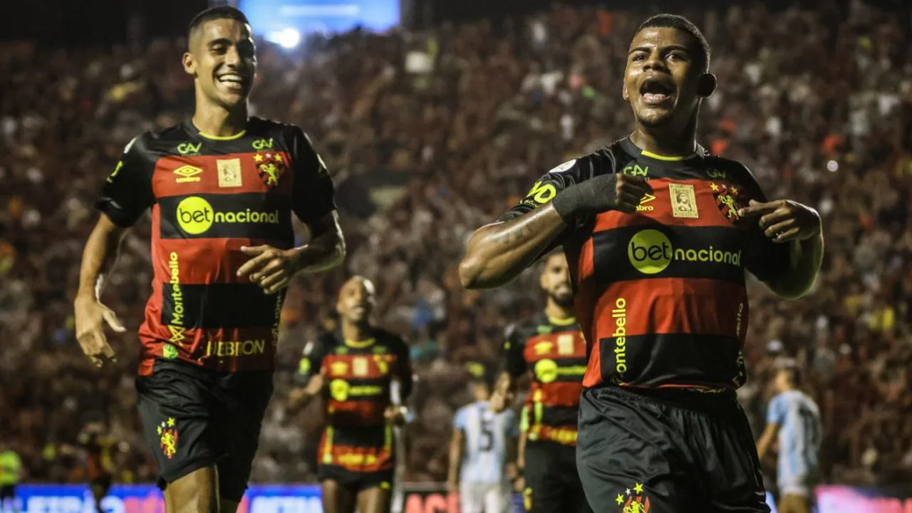 Jogadores do Sport Recife e Operário-PR disputam bola no Estádio Adelmar da Costa Carvalho na Série B 2026