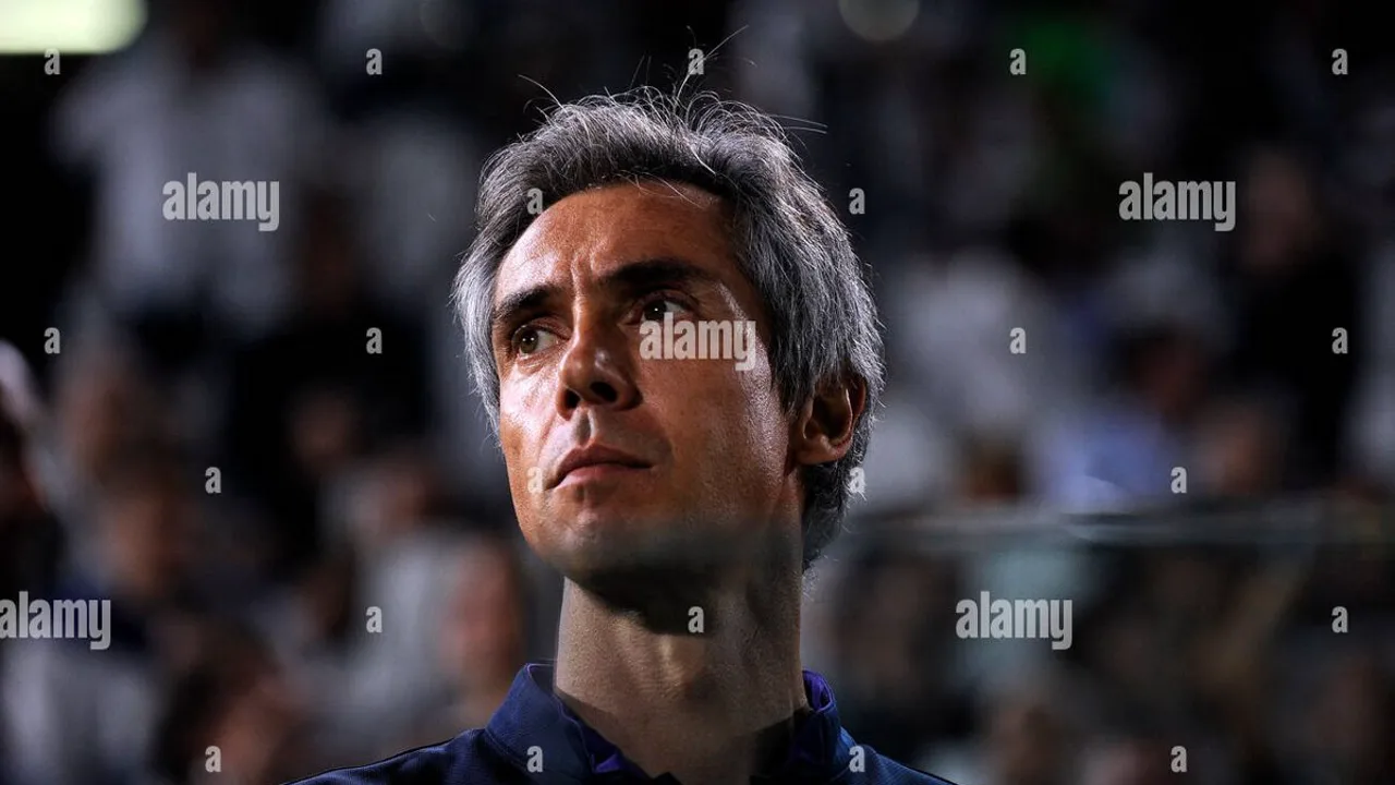 Paulo Foiani, treinador do Sousa, observa o campo durante partida da Copa do Nordeste 2026